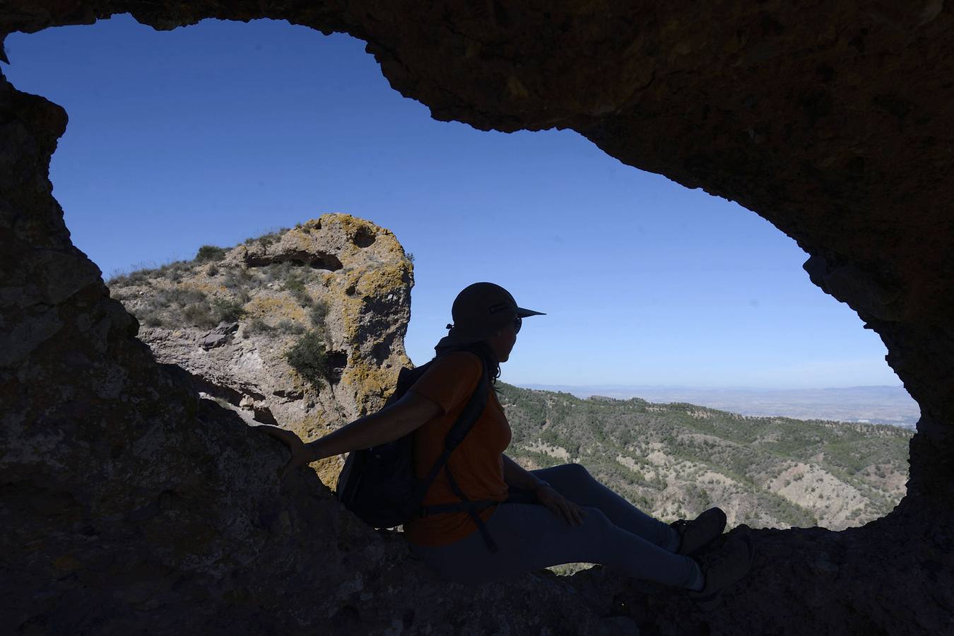 El desafío de las murallas de King Kong. Una de las oquedades que la erosión ha dibujado en el conglomerado calcáreo de la muralla, refugio ideal del sol y mirador excepcional.
