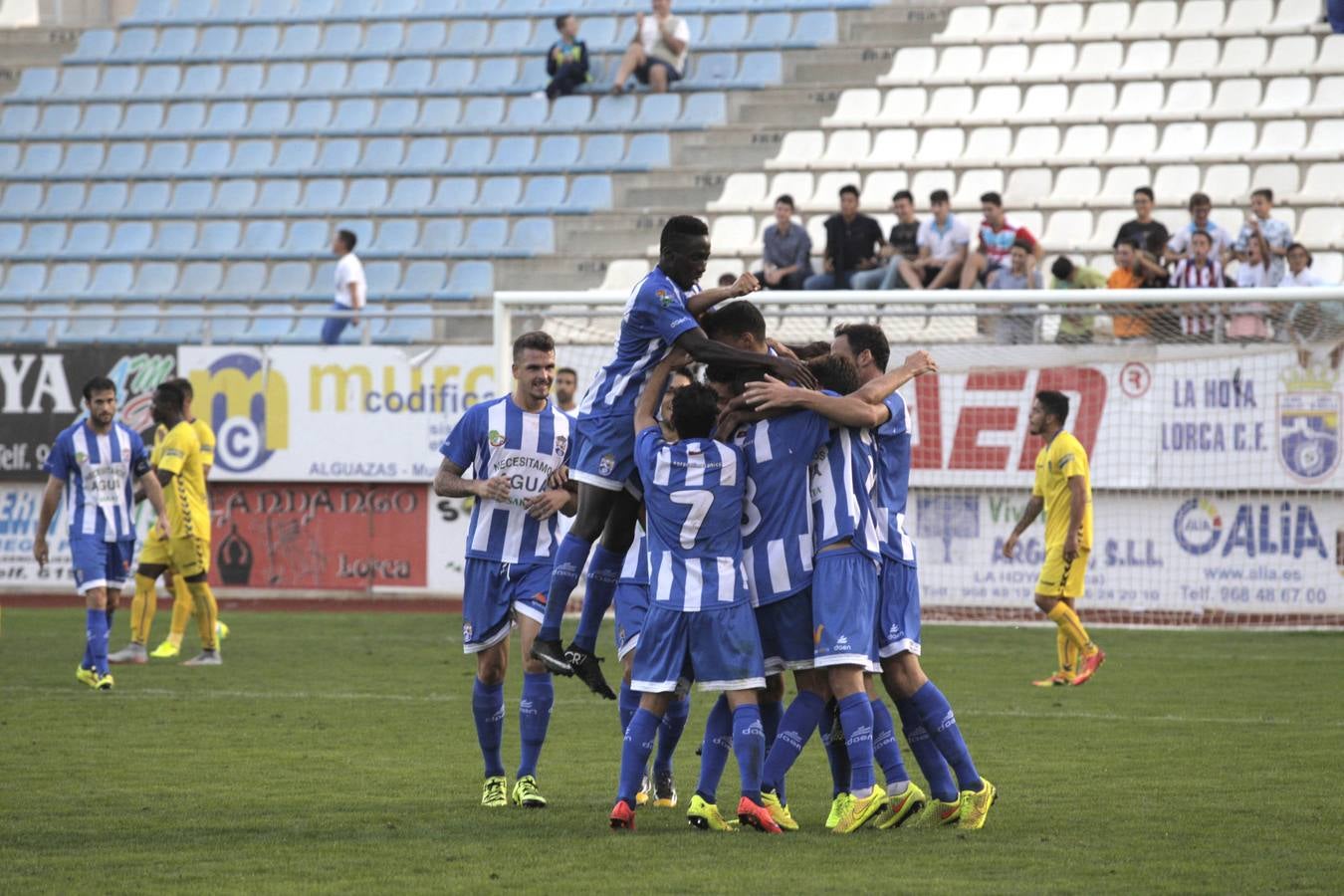 Las mejores imágenes del choque entre La Hoya y el Cádiz