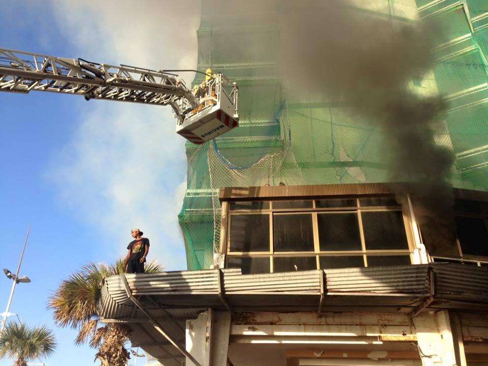 Seis intoxicados por humo en Benidorm tras incendiarse un hotel abandonado