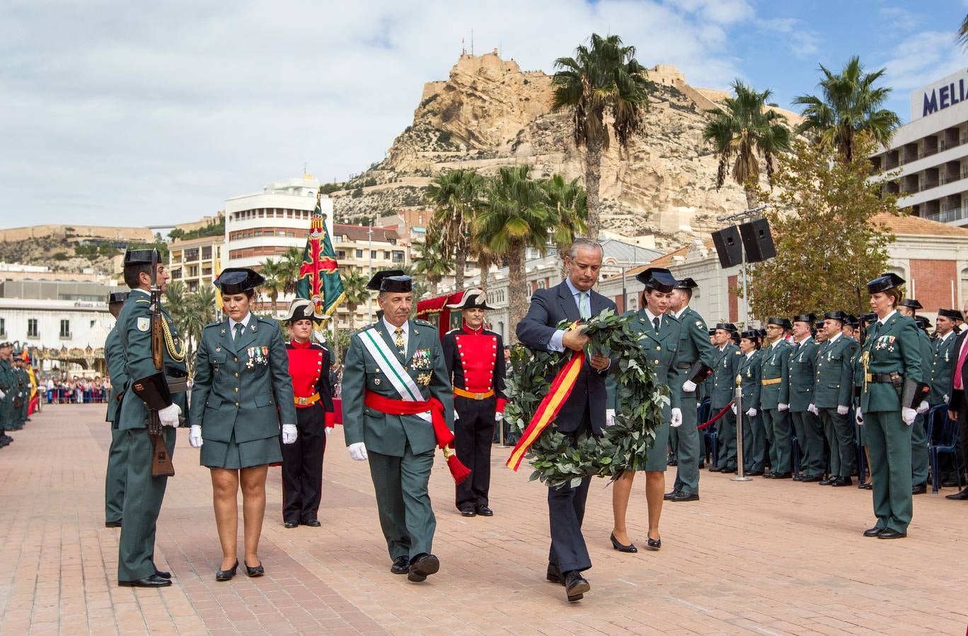 La Guardia Civil desfila por Alicante con motivo de los actos en honor a la Virgen del Pilar