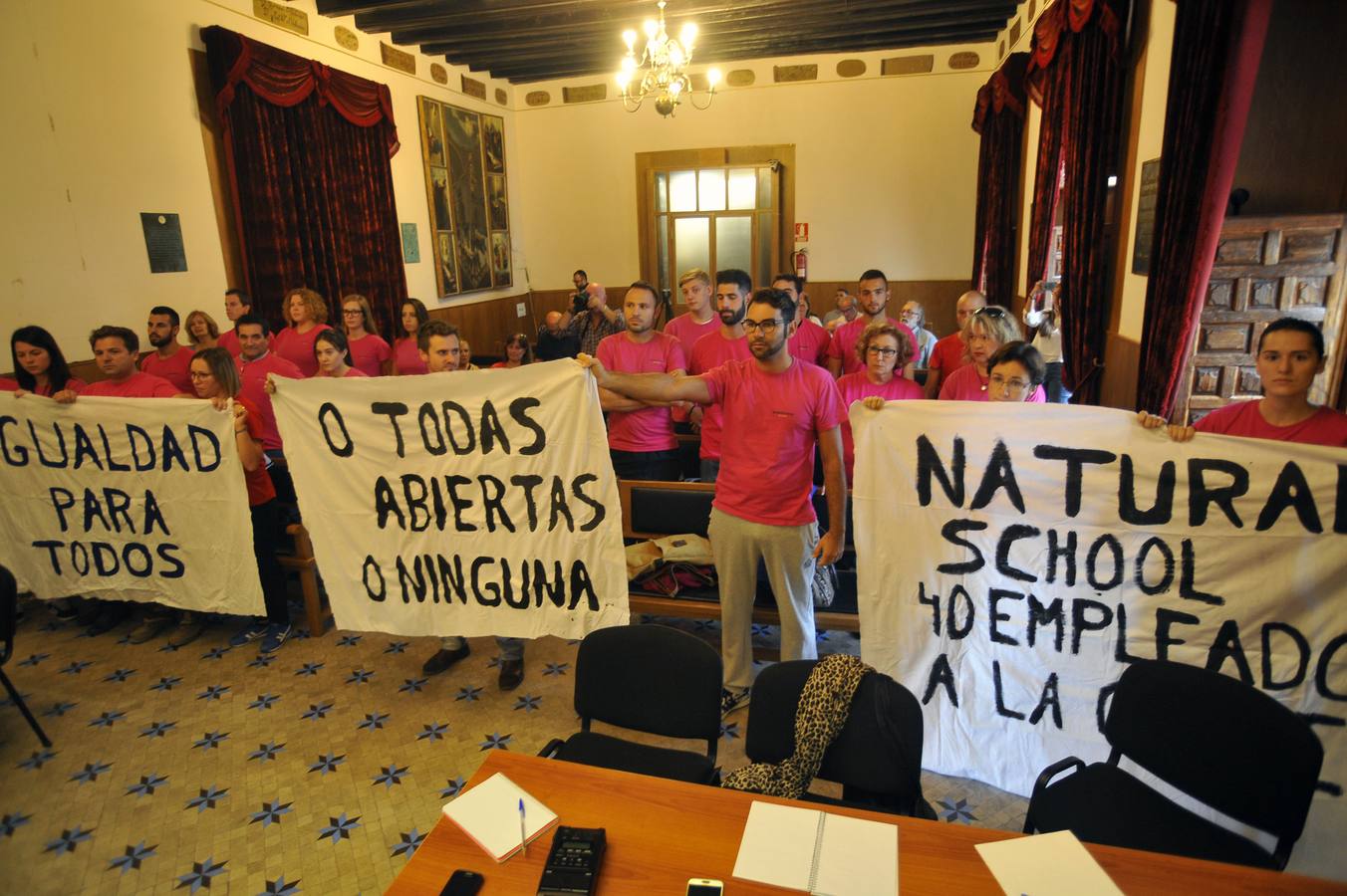 El PSOE niega que supiera la causa de la marcha de Vives y el PP pide dimisiones