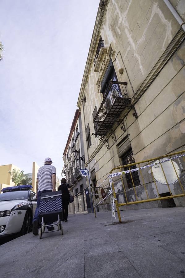 Las protecciones proliferan en el casco antiguo de Orihuela a causa de los desprendimientos por lluvias