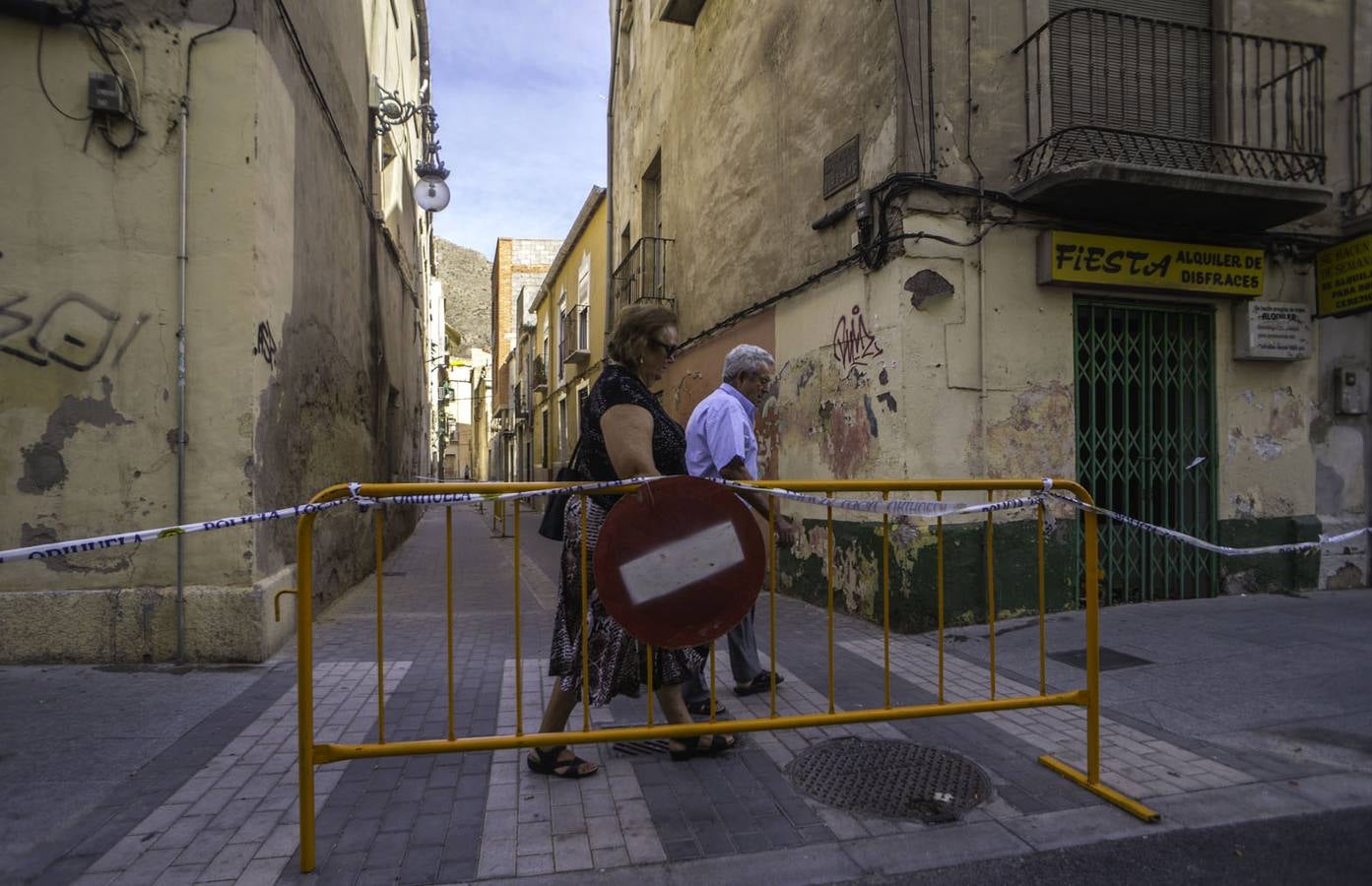Las protecciones proliferan en el casco antiguo de Orihuela a causa de los desprendimientos por lluvias