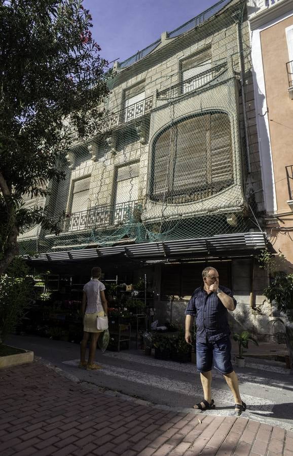 Las protecciones proliferan en el casco antiguo de Orihuela a causa de los desprendimientos por lluvias