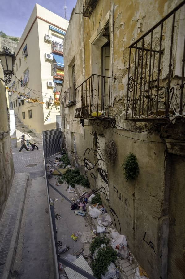 Las protecciones proliferan en el casco antiguo de Orihuela a causa de los desprendimientos por lluvias