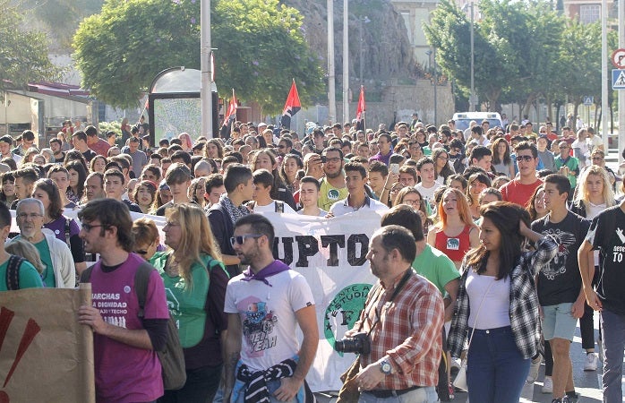 Cerca de 200 personas se manifiestan por las calles de la ciudad