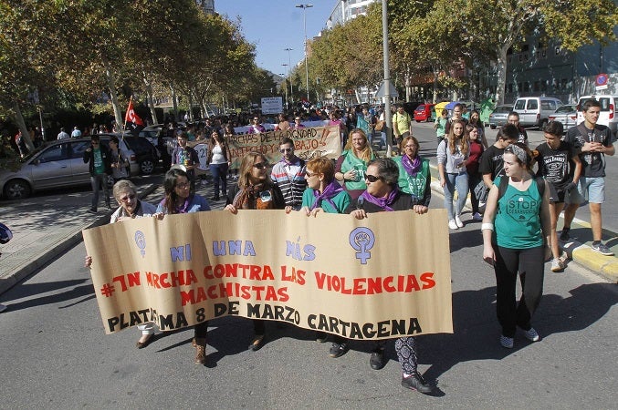 Cerca de 200 personas se manifiestan por las calles de la ciudad