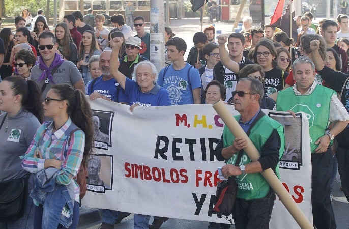 Cerca de 200 personas se manifiestan por las calles de la ciudad