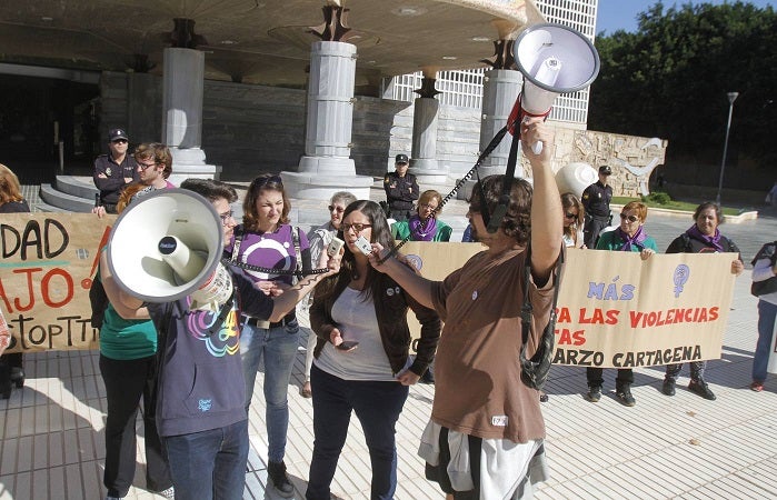 Cerca de 200 personas se manifiestan por las calles de la ciudad