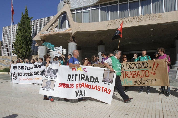 Cerca de 200 personas se manifiestan por las calles de la ciudad