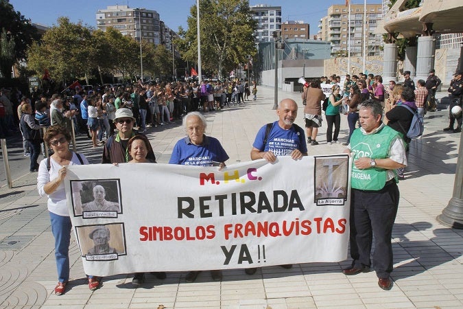 Cerca de 200 personas se manifiestan por las calles de la ciudad