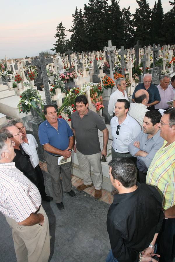 El hoy de los auroros cantando salves de difuntos