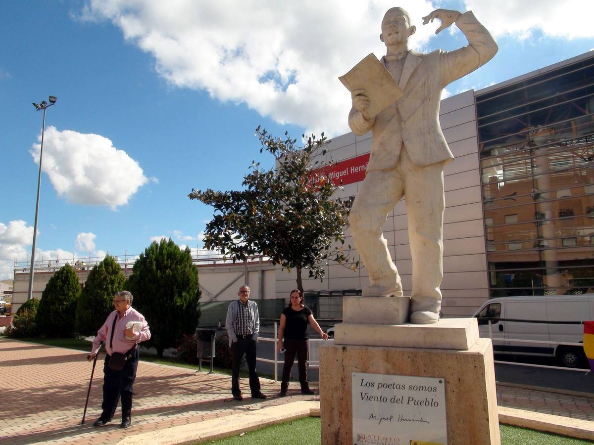 Recuerdo al poeta «a plena luz»