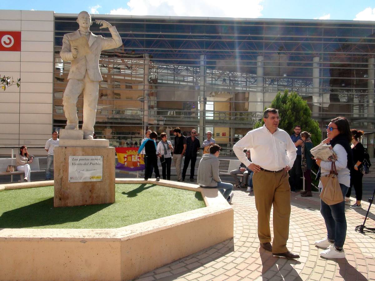 Recuerdo al poeta «a plena luz»