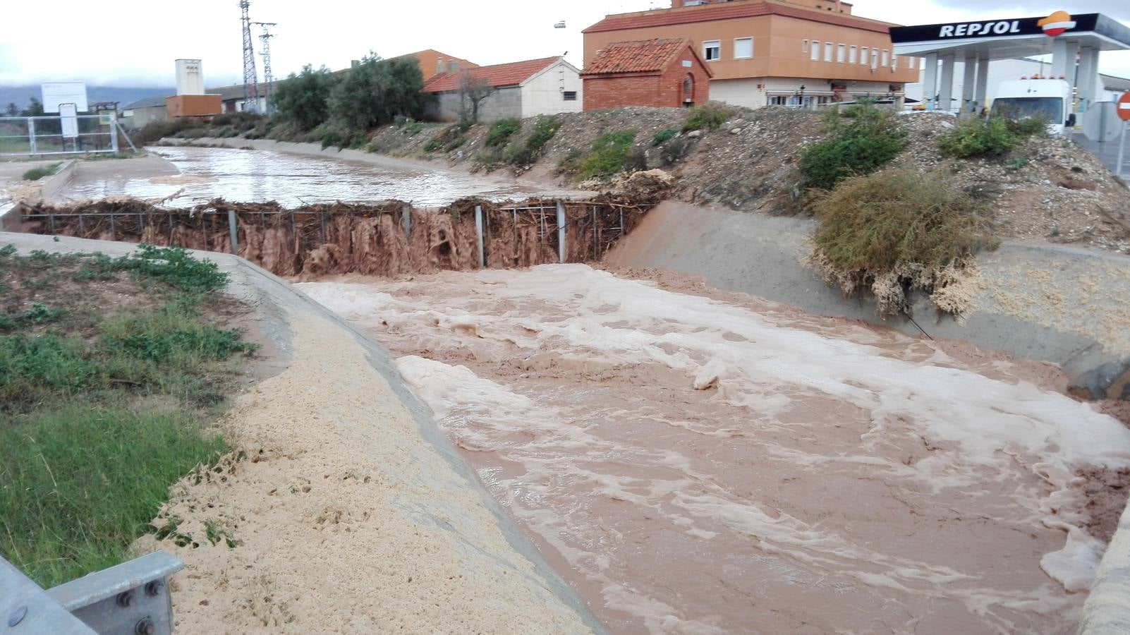 El temporal causa destrozos, suspende clases y deja más de 100 litros en 12 horas