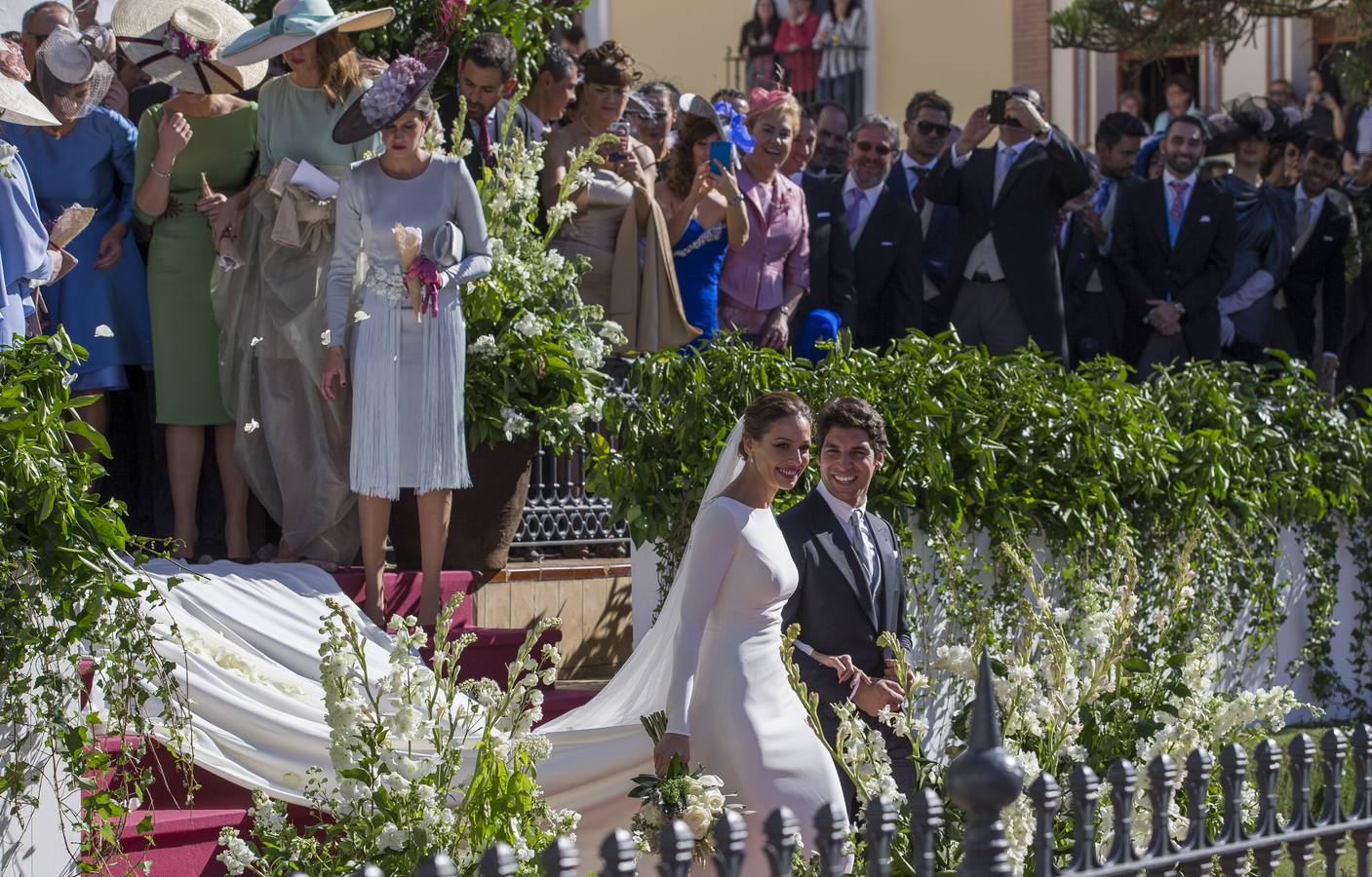 Numerosos invitados hacen una foto a la pareja tras la ceremonia.