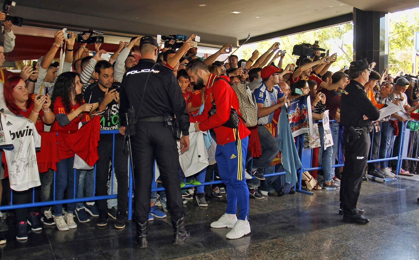 Aficionados reciben a la selección española en Alicante