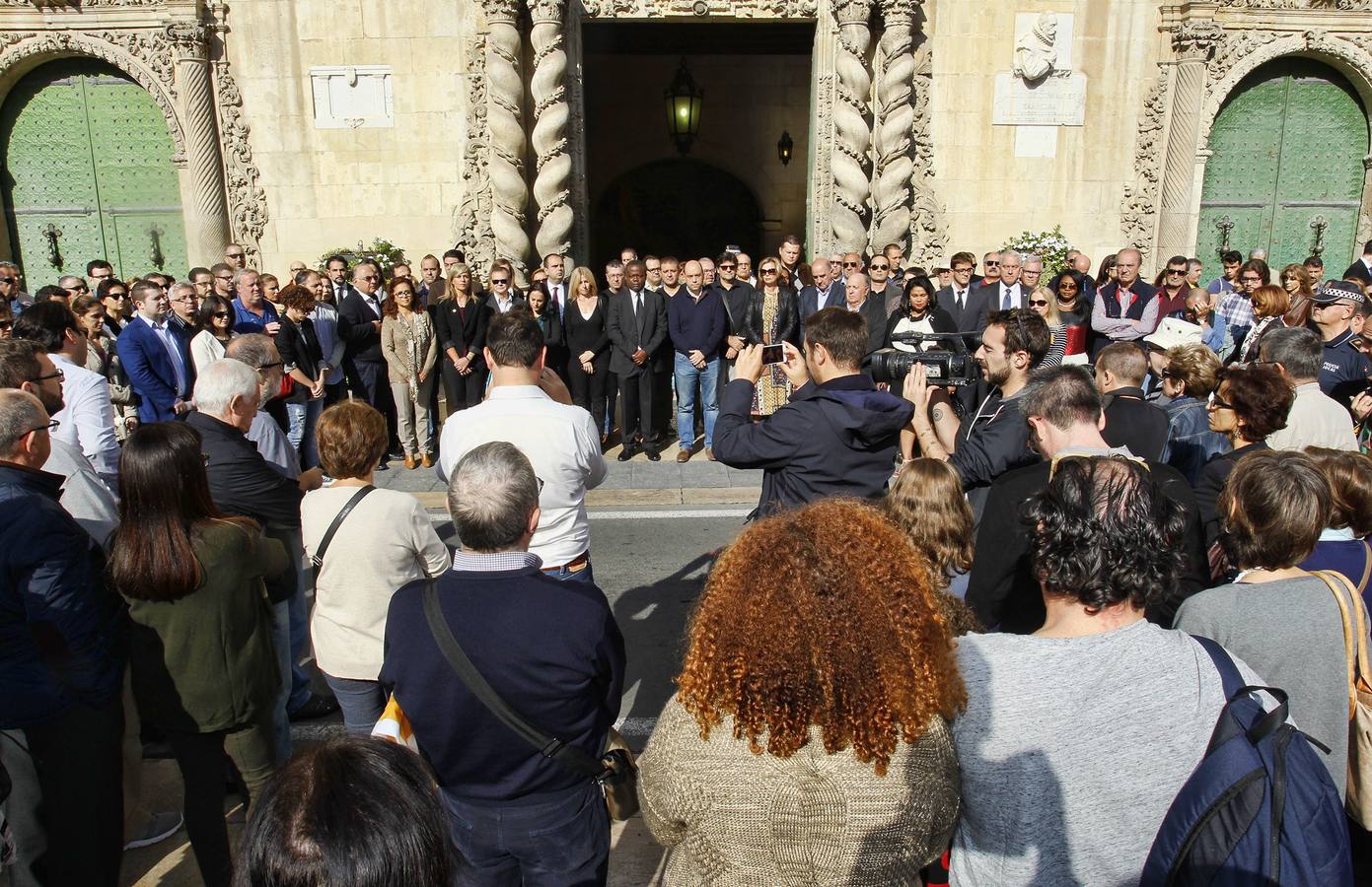 Pleno extraordinario del Consell por los atentados en París