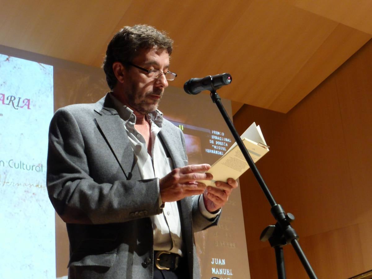 Juan Manuel Muñoz Aguirre recoge el premio Internacional Miguel Hernández