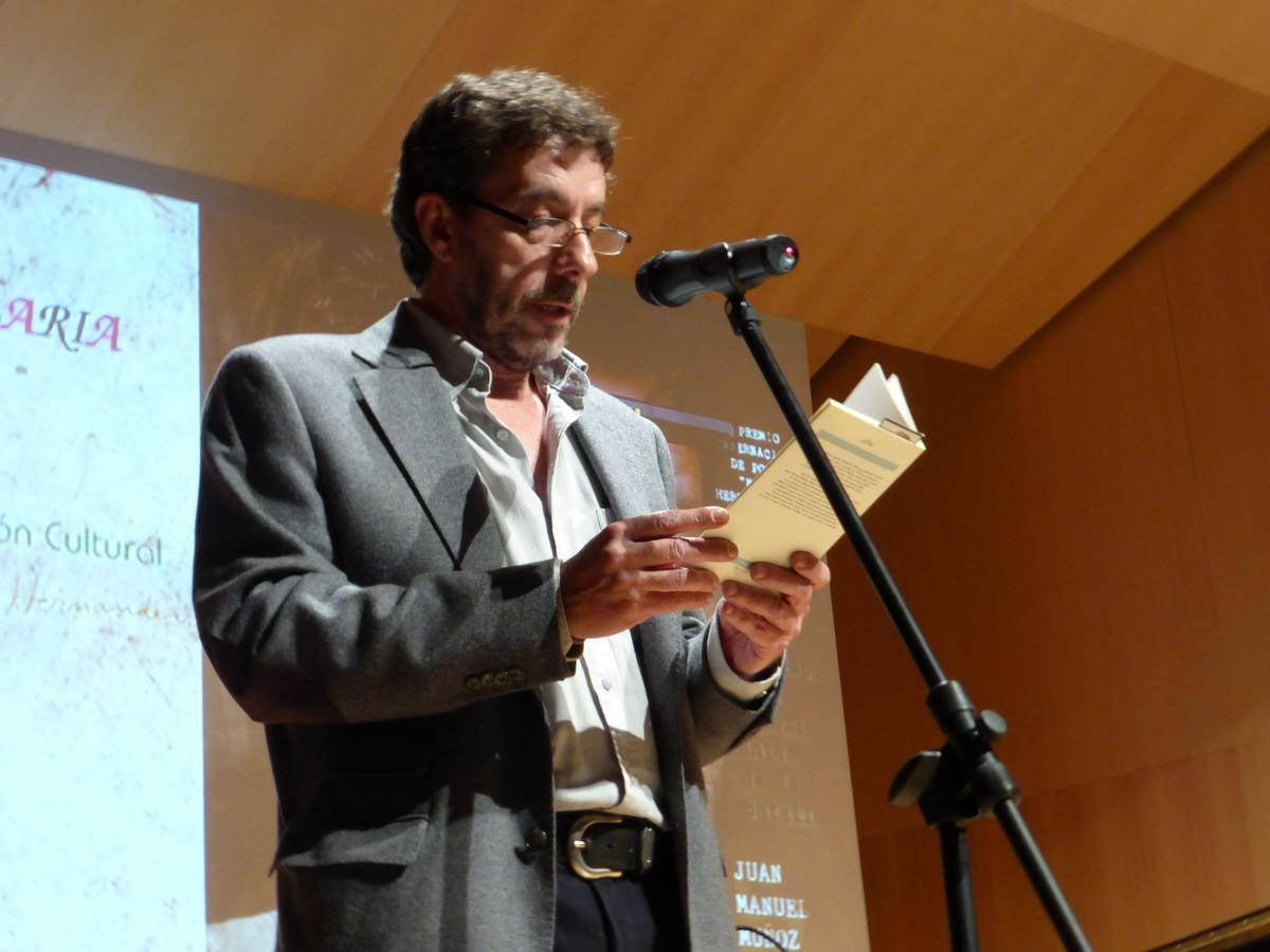 Juan Manuel Muñoz Aguirre recoge el premio Internacional Miguel Hernández