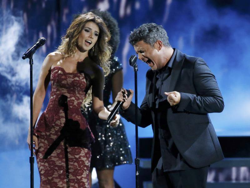 Alejandro Sanz cantó con Paula Fernándes.