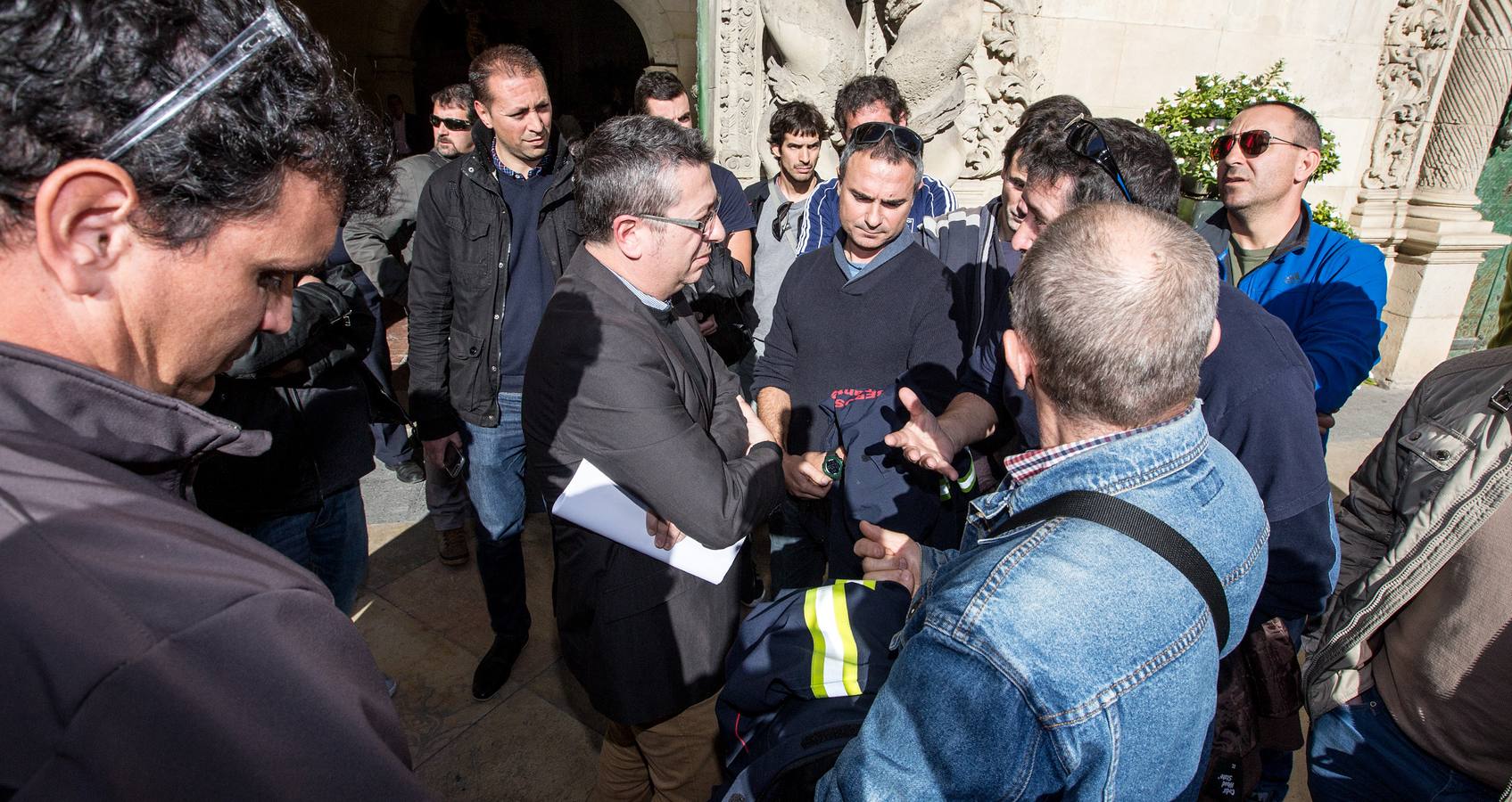 Los bomberos de Aliacnte preden el Pleno