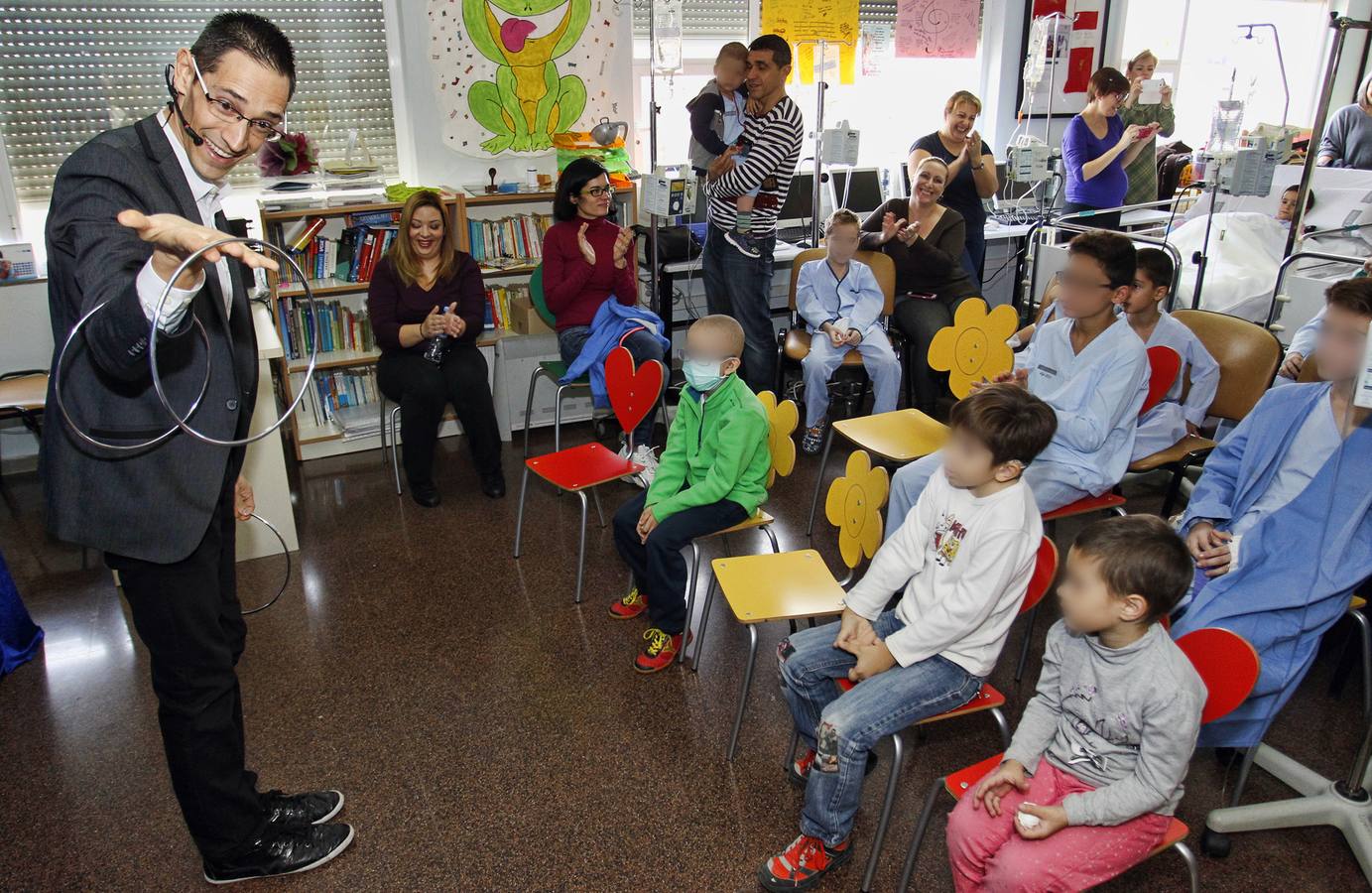 La Caixa y Cruz Roja organizan una fiesta de magia para niños ingresados en el Hospital de Alicante