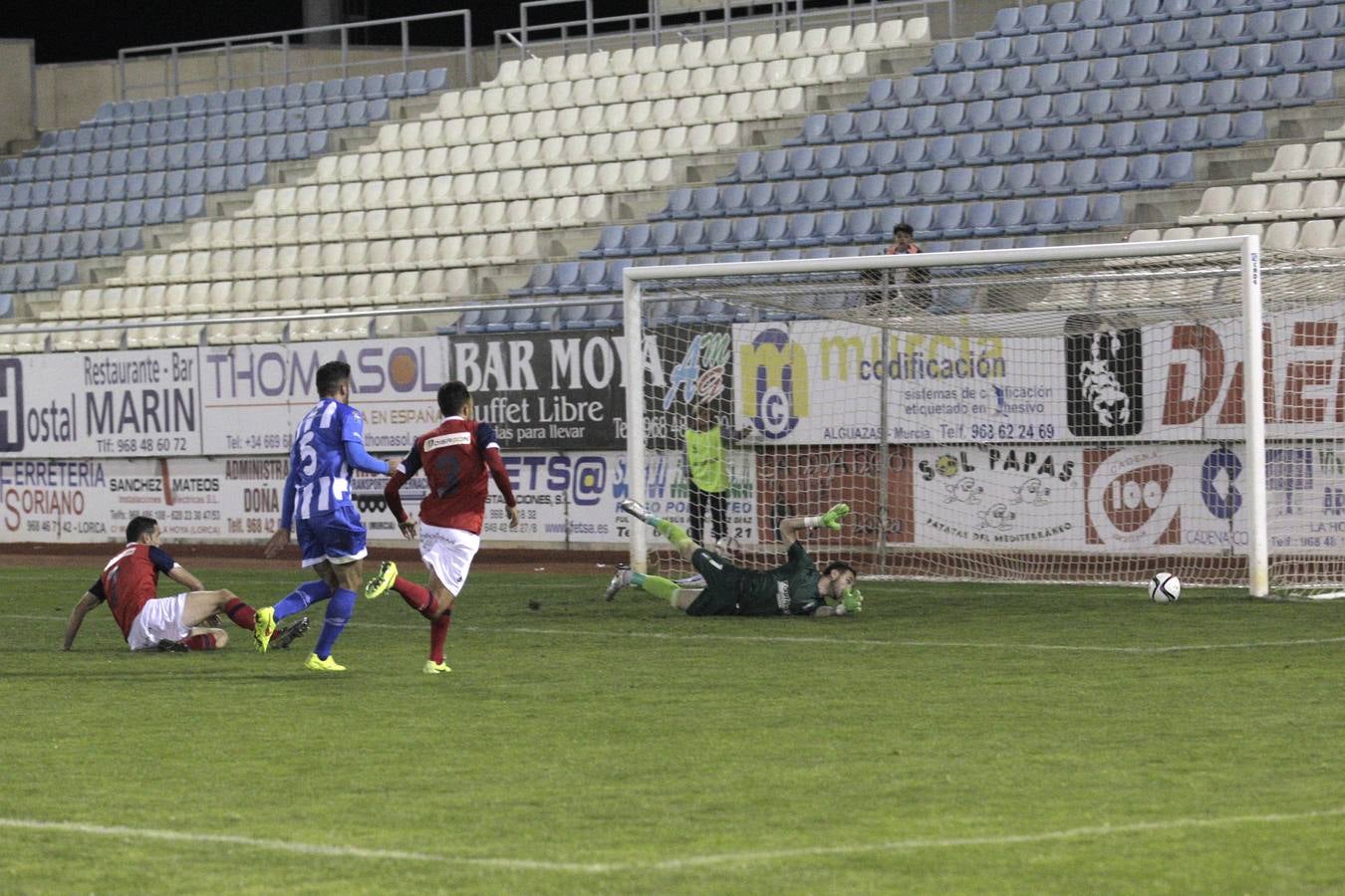 La Hoya no levanta el pie ante el Recre (2-1)