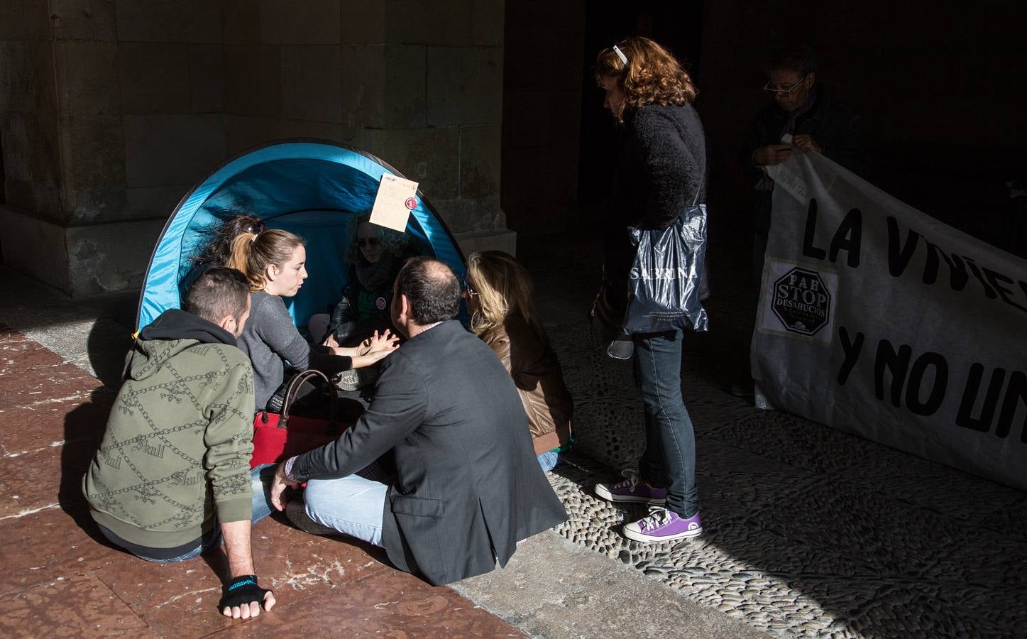 Stop Desahucios acampa en el Ayuntamiento de Alicante