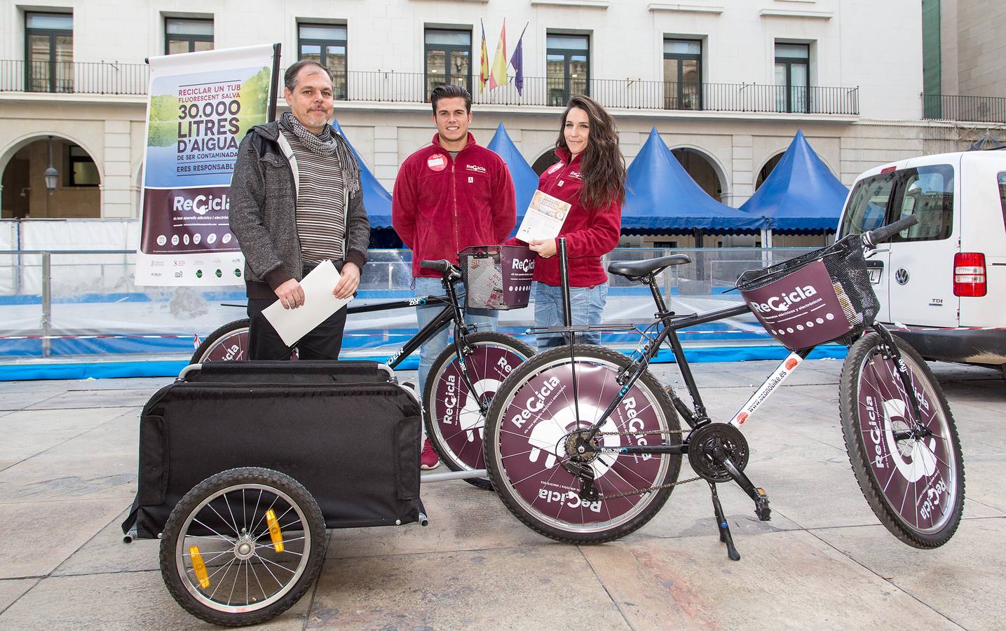 Stop Desahucios acampa en el Ayuntamiento de Alicante