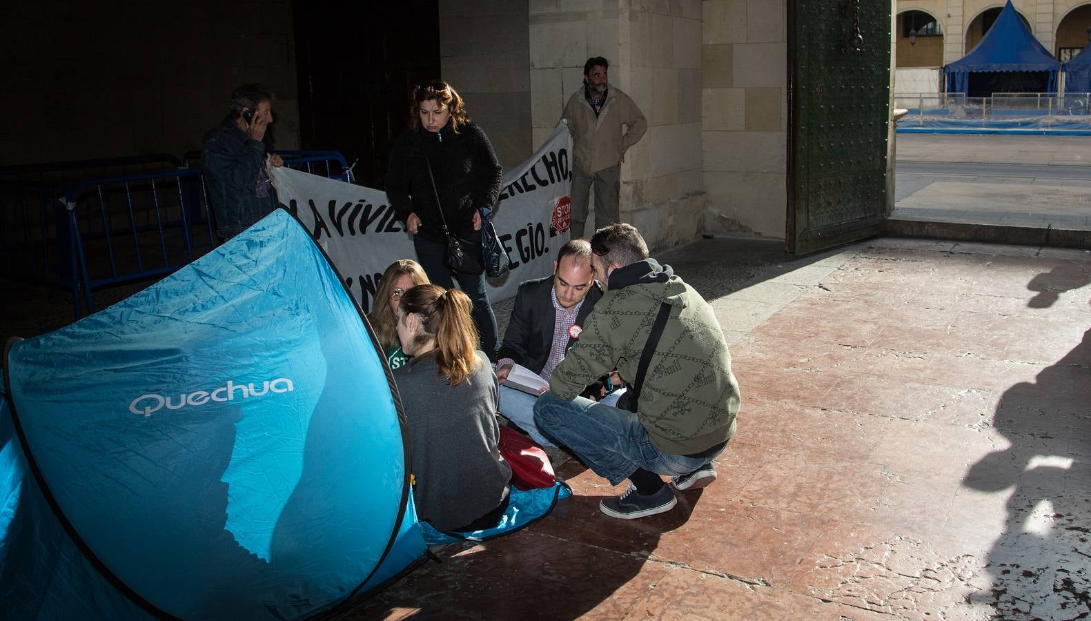 Stop Desahucios acampa en el Ayuntamiento de Alicante