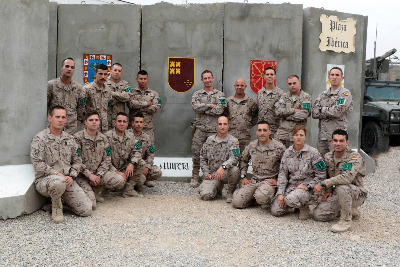 En el centro de la Base Gran Capitán se encuentra la Plaza Ibérica, decorada con escudos de todas las provincias españolas y portuguesas. En la imagen, los murcianos en torno a su escudo