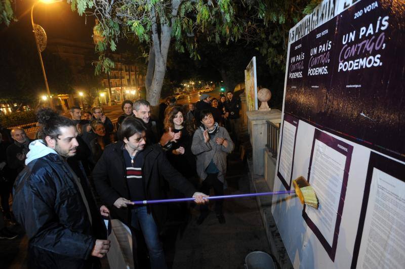 Las imágenes de la semana en la Región. Javier Sánchez acompañado por Óscar Urralburu y otros componentes de Podemos en la pegada de carteles electorales