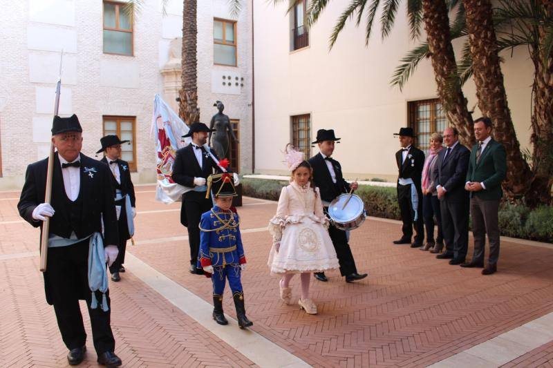 Las imágenes de la semana en la Región. Una representación festera de Yecla desfiló, el pasado jueves, ante el presidente regional, la consejera Arroyo y el alcalde.