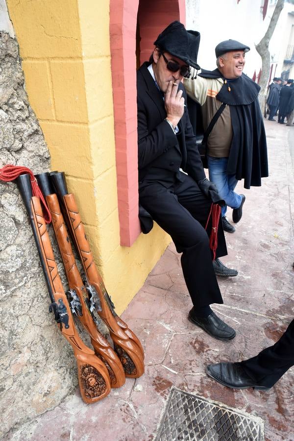 La Patrona de Yecla baja a la ciudad entre las salvas de pólvora de los arcabuces