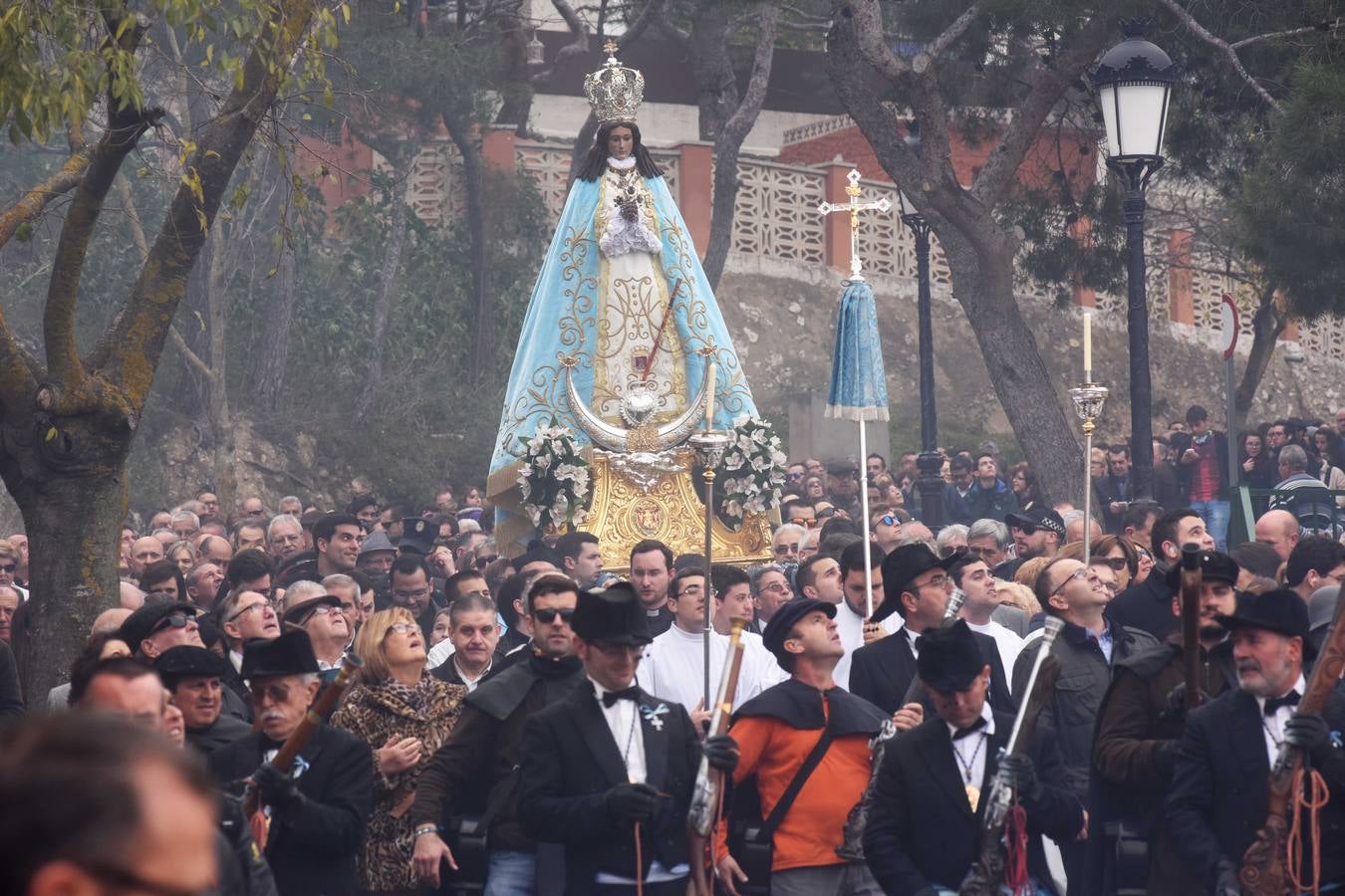 La Patrona de Yecla baja a la ciudad entre las salvas de pólvora de los arcabuces