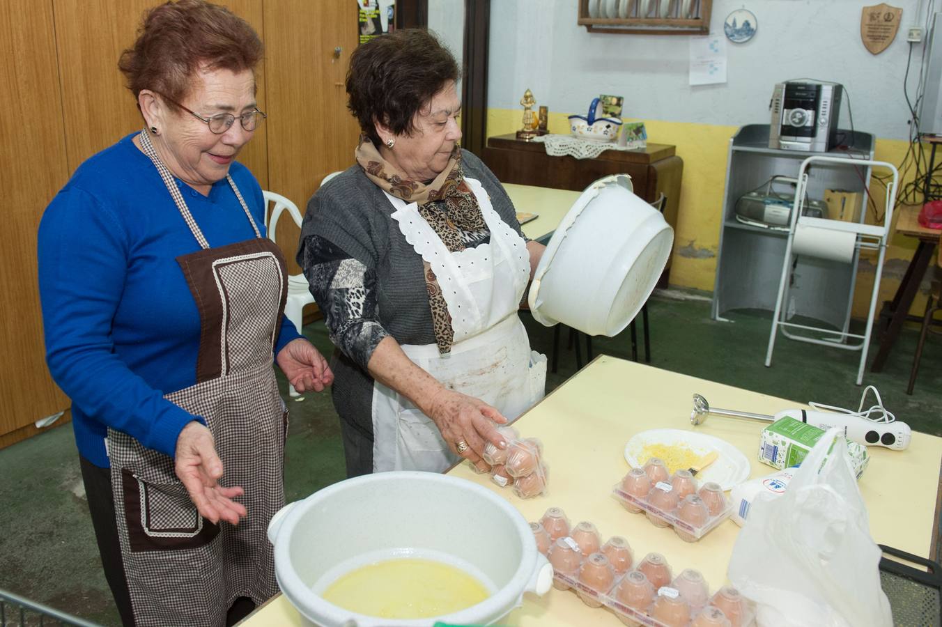 Tortas de Pascua y suspiros en la peña El Limonar