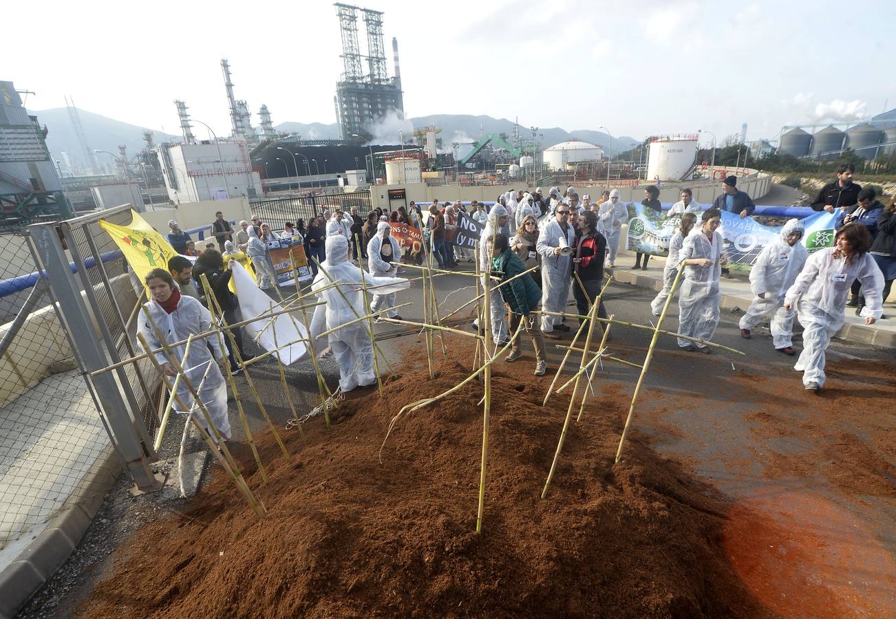 (7-12) Ecologistas en Acción cierra su 17 asamblea confederal con una protesta frente a la refinería de Repsol en Cartagena.