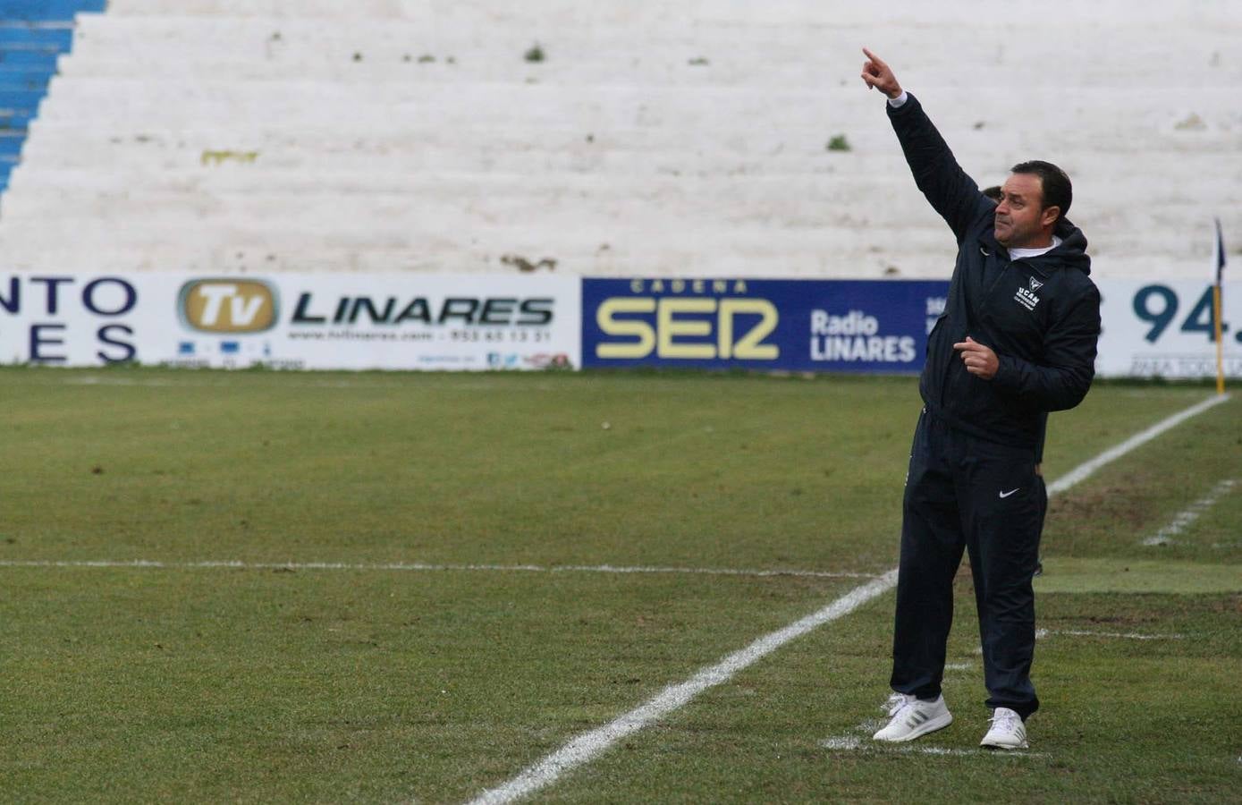 El UCAM, al acecho del líder (0-3)