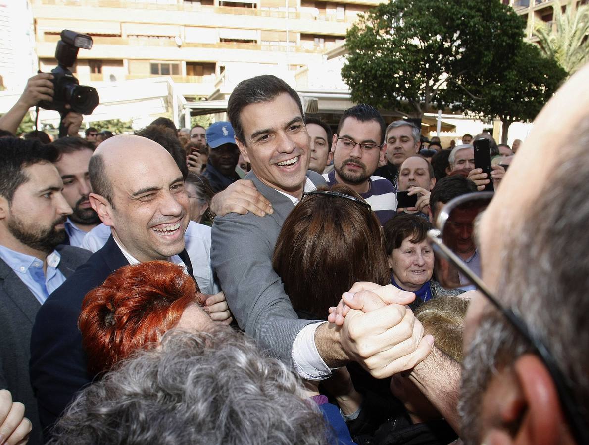 Pedro Sánchez visita en campaña el Mercado Central de Alicante