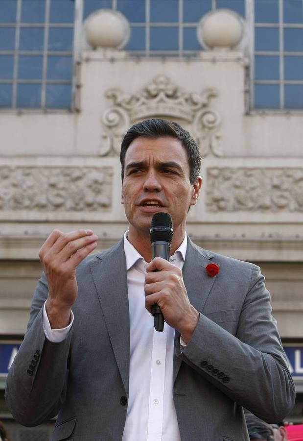 Pedro Sánchez visita en campaña el Mercado Central de Alicante