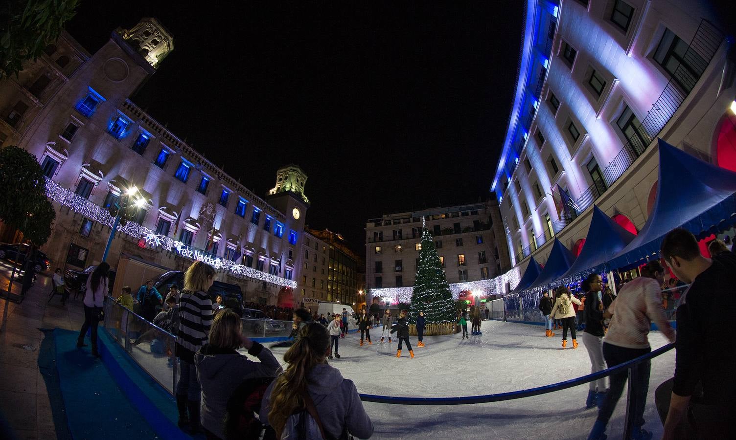 Iluminación en la plaza del Ayuntamiento de Alicante