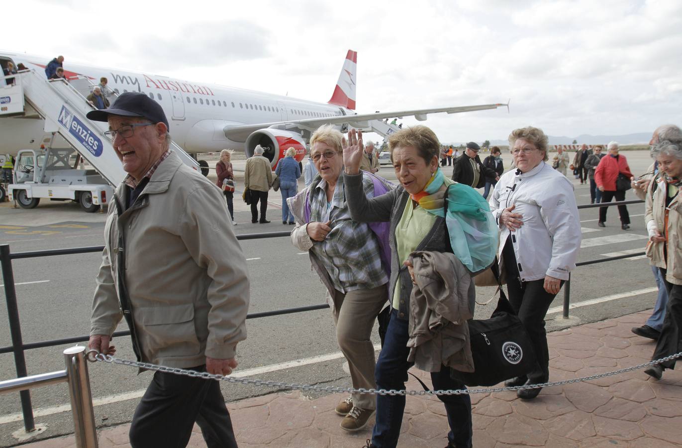 9 DE ABRIL. Miles de jubilados austríacos y checos dan vida a La Manga en temporada baja. Empresas turísticas se benefician de la llegada de los primeros 1.400 turistas procedentes de Viena a San Javier.