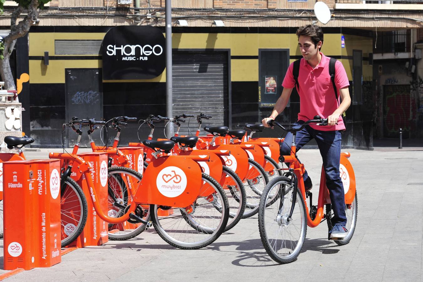 24 DE ABRIL. El sistema de bancadas para alquiler público de bicicletas empieza a funcionar a medio gas. La iniciativa termina cuajando meses después.