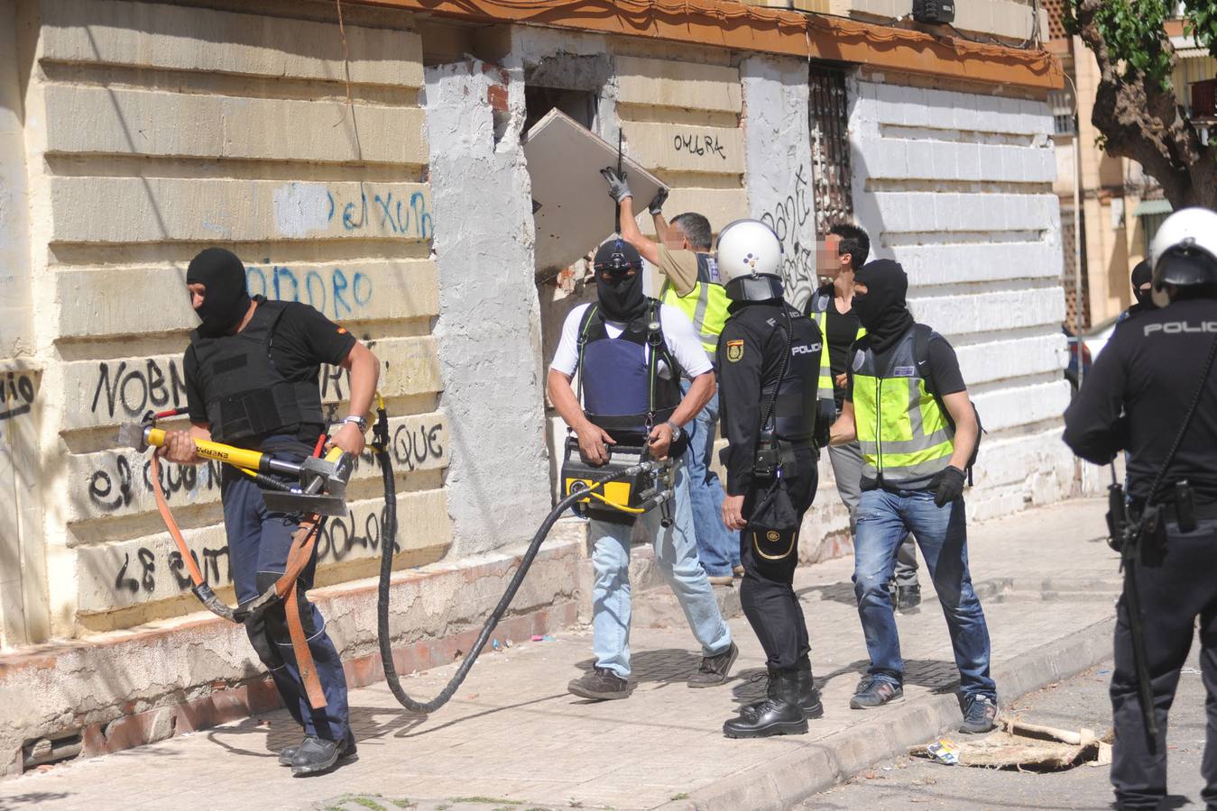 28 DE ABRIL. Los policías utilizan arietes articulados para tirar algunas puertas en una nueva redada en La Paz.