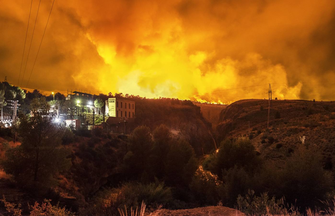 7 DE AGOSTO. El fuego devora las sierras ciezanas de El Almorchón, La Palera y La Serreta y acaba cobrándose parcialmente el preciado Cañón de Almadenes, uno de los parajes más bellos de la Región.