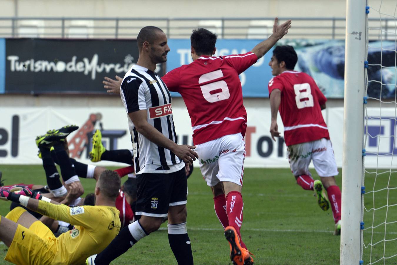 13 DE DICIEMBRE. El derbi entre el Real Murcia y el Cartagena, que enfrentó a dos equipos en racha, se lo llevaron los granas por 2 a 0.