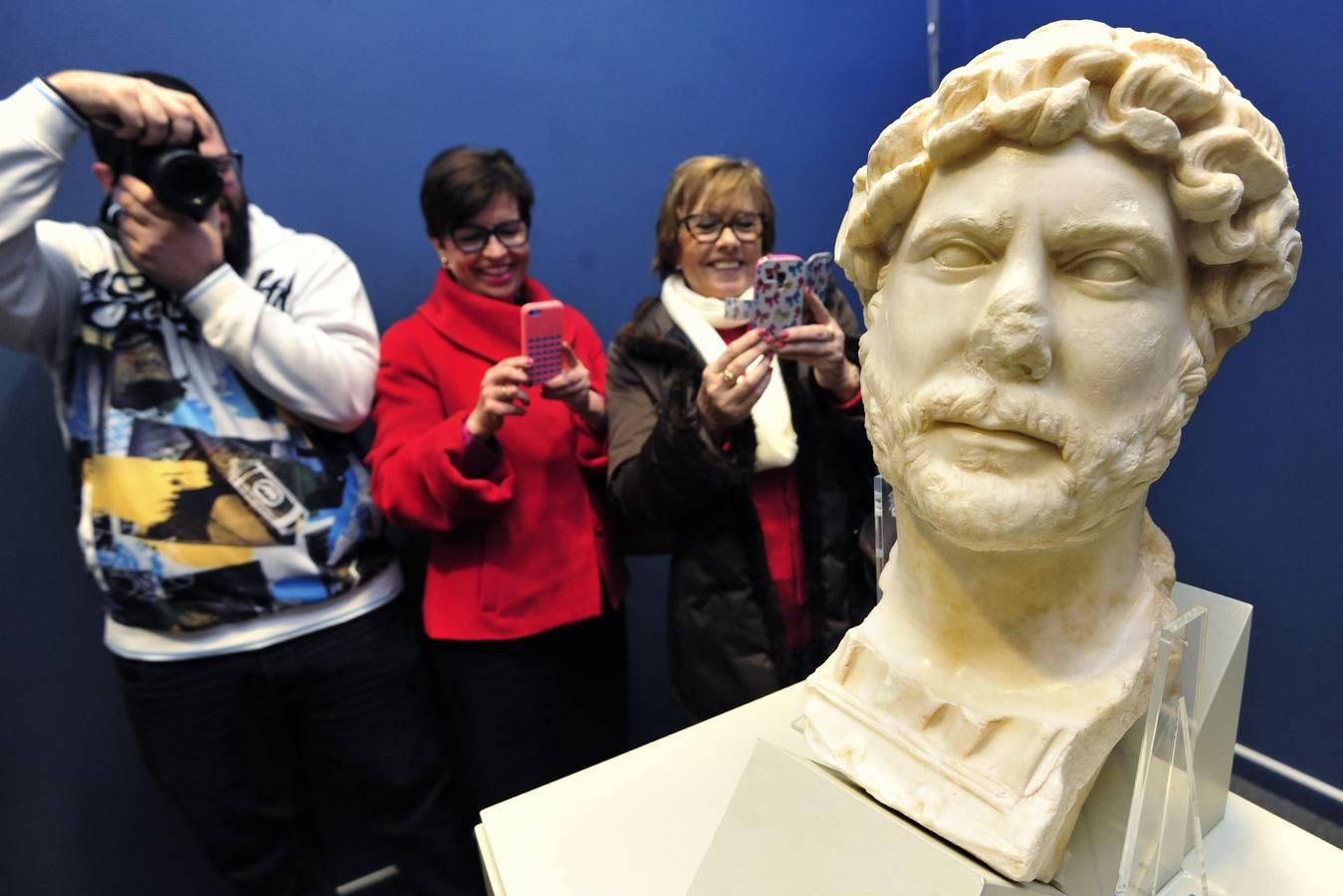 5 DE FEBRERO. Encuentran en Yecla un busto del emperador Adriano de 2.000 años de antigüedad. Esculpido en mármol blanco, se hallaba en el yacimiento de Los Torrejones, junto a una cabeza femenina de la misma época.