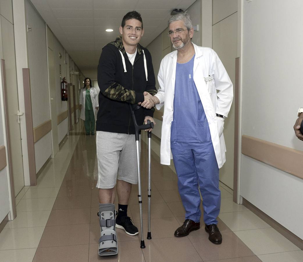 7 DE FEBRERO. El futbolista James Rodríguez, del Real Madrid, pone sus pies en manos del doctor De Prado.