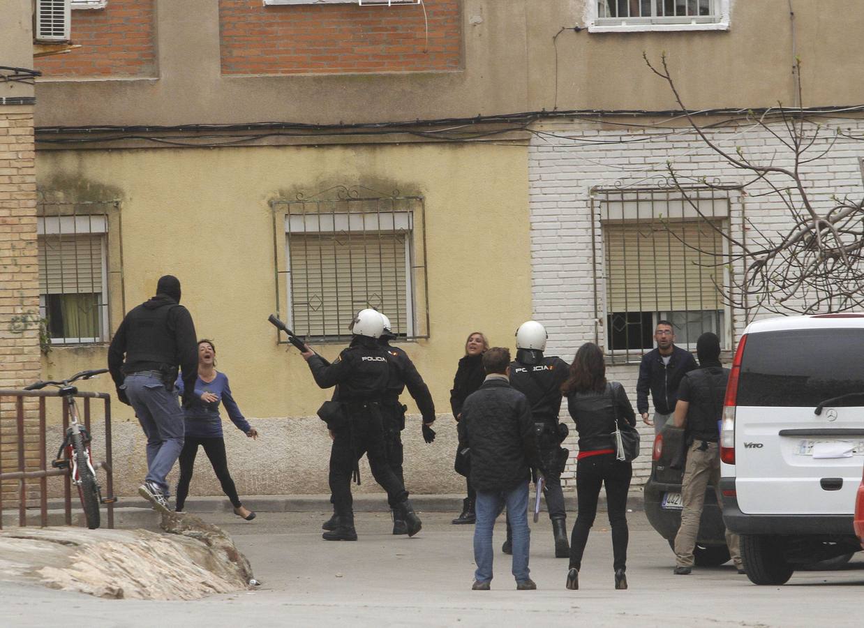 4 DE MARZO. La Policía dispara al aire para evitar una rebelión durante una redada antidroga en Lo Campano, en Cartagena.